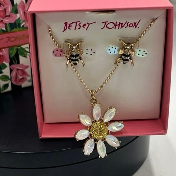 Betsey Johnson Gold Tone Rhinestone Daisy Pendant Necklace Bee Stud
Earrings New - Picture 3 of 6